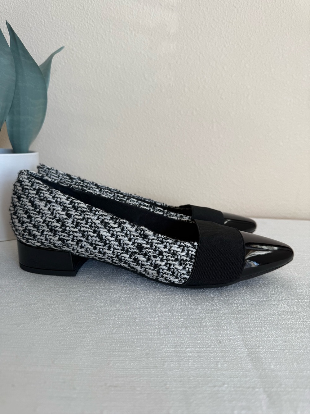 New Easy Spirit Women’s Black & White Tweed Pointed Toe Loafers